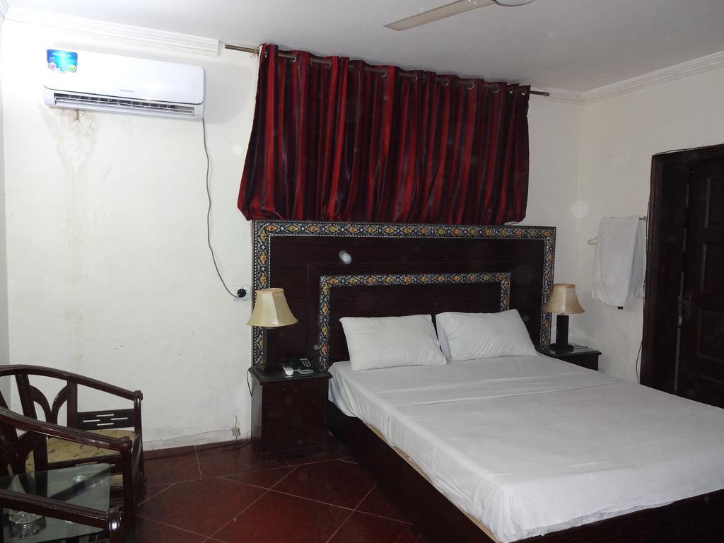 Safari Hotel Upper Mall Lahore Extérieur photo